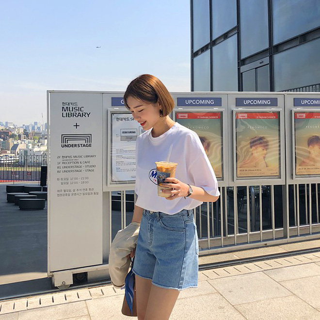 Mùa hè thích nhất là được mặc nhiều kiểu quần shorts, mà kiểu nào cũng khiến các nàng say mê rồi muốn diện cho bằng hết Mùa hè thích nhất là được mặc nhiều kiểu quần shorts, mà kiểu nào cũng khiến các nàng say mê rồi muốn diện cho bằng hết