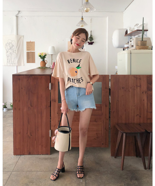 Mùa hè thích nhất là được mặc nhiều kiểu quần shorts, mà kiểu nào cũng khiến các nàng say mê rồi muốn diện cho bằng hết Mùa hè thích nhất là được mặc nhiều kiểu quần shorts, mà kiểu nào cũng khiến các nàng say mê rồi muốn diện cho bằng hết