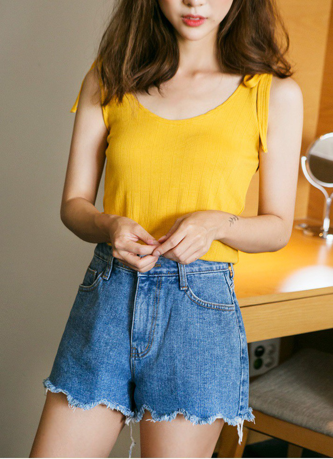 Mùa hè thích nhất là được mặc nhiều kiểu quần shorts, mà kiểu nào cũng khiến các nàng say mê rồi muốn diện cho bằng hết Mùa hè thích nhất là được mặc nhiều kiểu quần shorts, mà kiểu nào cũng khiến các nàng say mê rồi muốn diện cho bằng hết