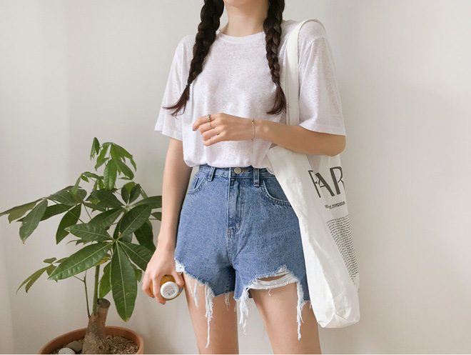 Mùa hè thích nhất là được mặc nhiều kiểu quần shorts, mà kiểu nào cũng khiến các nàng say mê rồi muốn diện cho bằng hết Mùa hè thích nhất là được mặc nhiều kiểu quần shorts, mà kiểu nào cũng khiến các nàng say mê rồi muốn diện cho bằng hết