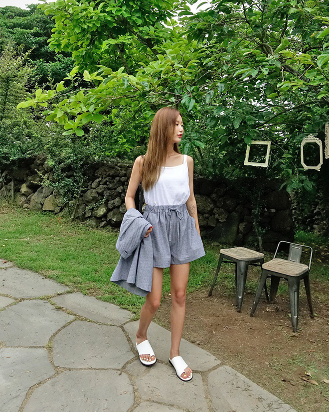 Mùa hè thích nhất là được mặc nhiều kiểu quần shorts, mà kiểu nào cũng khiến các nàng say mê rồi muốn diện cho bằng hết Mùa hè thích nhất là được mặc nhiều kiểu quần shorts, mà kiểu nào cũng khiến các nàng say mê rồi muốn diện cho bằng hết