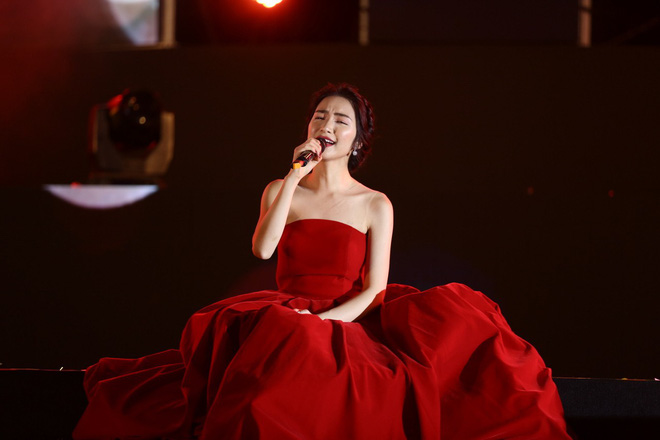 Mặc lại váy cũ, Hòa Minzy đụng hàng bất phân thắng bại với Nhã Phương