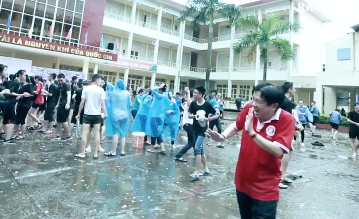 Thầy hiệu trưởng best nhất năm: Bị học sinh đổ cả xô nước vào người vẫn tươi rói vì học sinh vui mình vui!