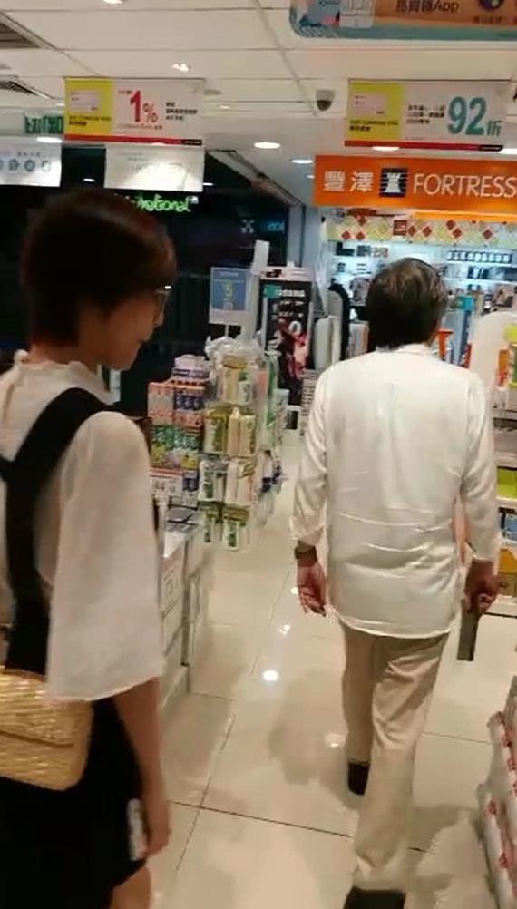 Đạo diễn vướng scandal tấn công tình dục Trịnh Sảng lộ ảnh hẹn hò với mỹ nhân bốc lửa đáng tuổi cháu