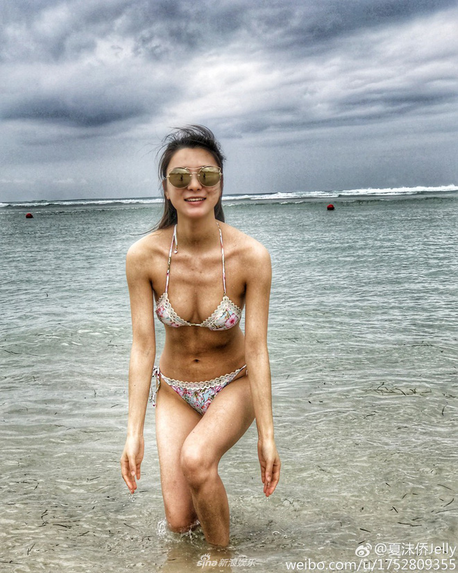 Đạo diễn vướng scandal tấn công tình dục Trịnh Sảng lộ ảnh hẹn hò với mỹ nhân bốc lửa đáng tuổi cháu