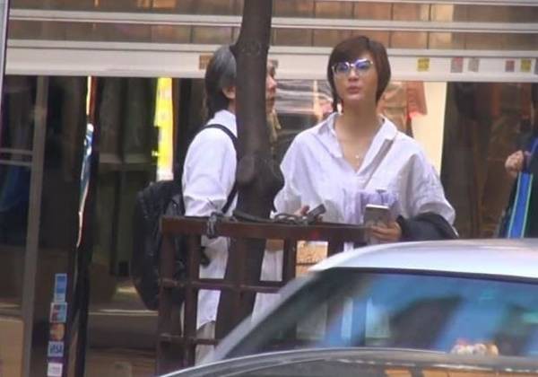 Đạo diễn vướng scandal tấn công tình dục Trịnh Sảng lộ ảnh hẹn hò với mỹ nhân bốc lửa đáng tuổi cháu