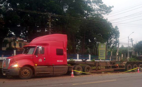 Xe container đâm ôtô giường nằm, hơn 10 người bị thương