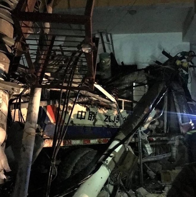 Xe trộn bê tông đâm sập trạm biến áp khiến toàn đảo Cát Bà mất điện, 3 người thương vong