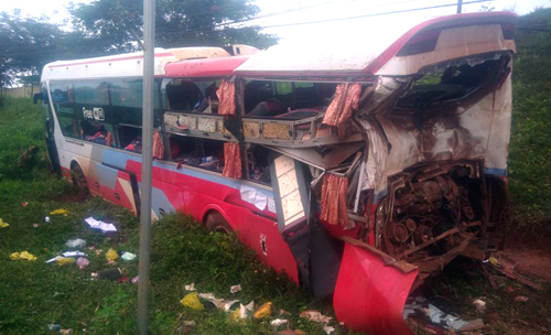 Xe container đâm ôtô giường nằm, hơn 10 người bị thương