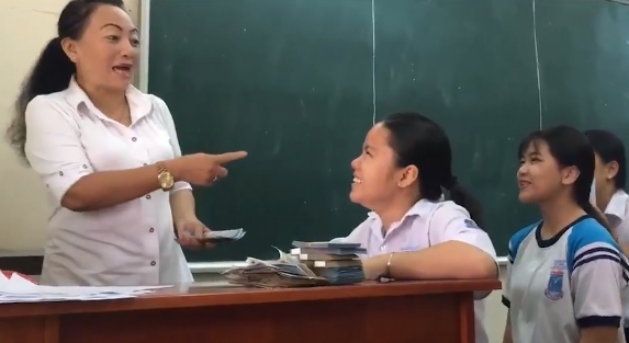 Cô giáo thưởng cả cọc tiền 20.000 đồng cho học sinh có bài kiểm tra trên 6,5 điểm