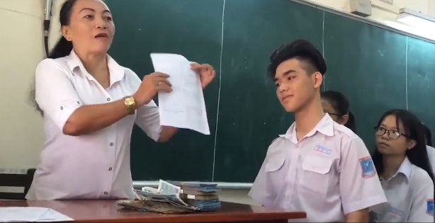 Cô giáo thưởng cả cọc tiền 20.000 đồng cho học sinh có bài kiểm tra trên 6,5 điểm