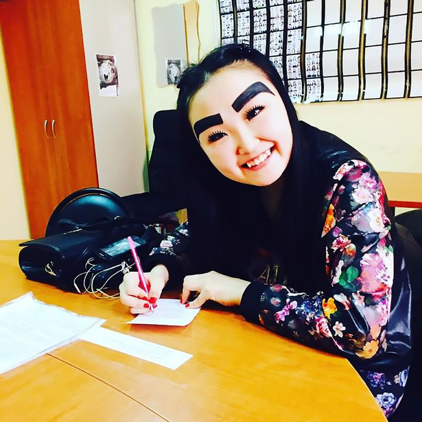 Cô gái 20 tuổi gây choáng với cặp lông mày che gần kín trán