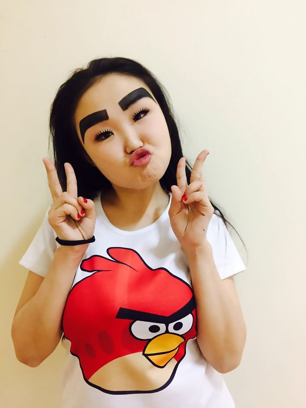 Cô gái 20 tuổi gây choáng với cặp lông mày che gần kín trán