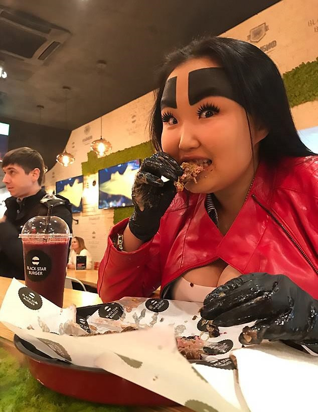 Cô gái 20 tuổi gây choáng với cặp lông mày che gần kín trán