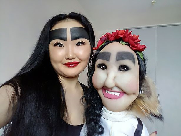 Cô gái 20 tuổi gây choáng với cặp lông mày che gần kín trán