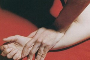 Điều tra nghi án cha gọi con gái đấm lưng rồi xâm hại