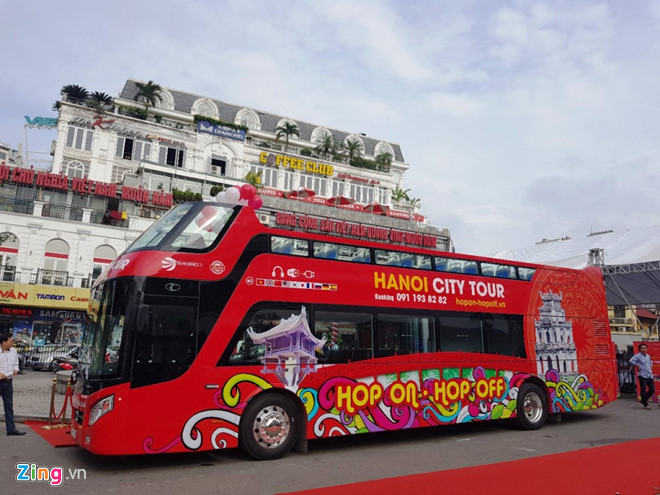 Tuyến buýt mui trần đầu tiên ở Hà Nội chính thức lăn bánh