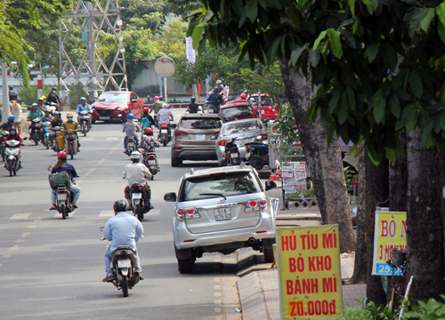 Phó Ban ATGT TP HCM: Vỉa hè bị chiếm có thể do bảo kê