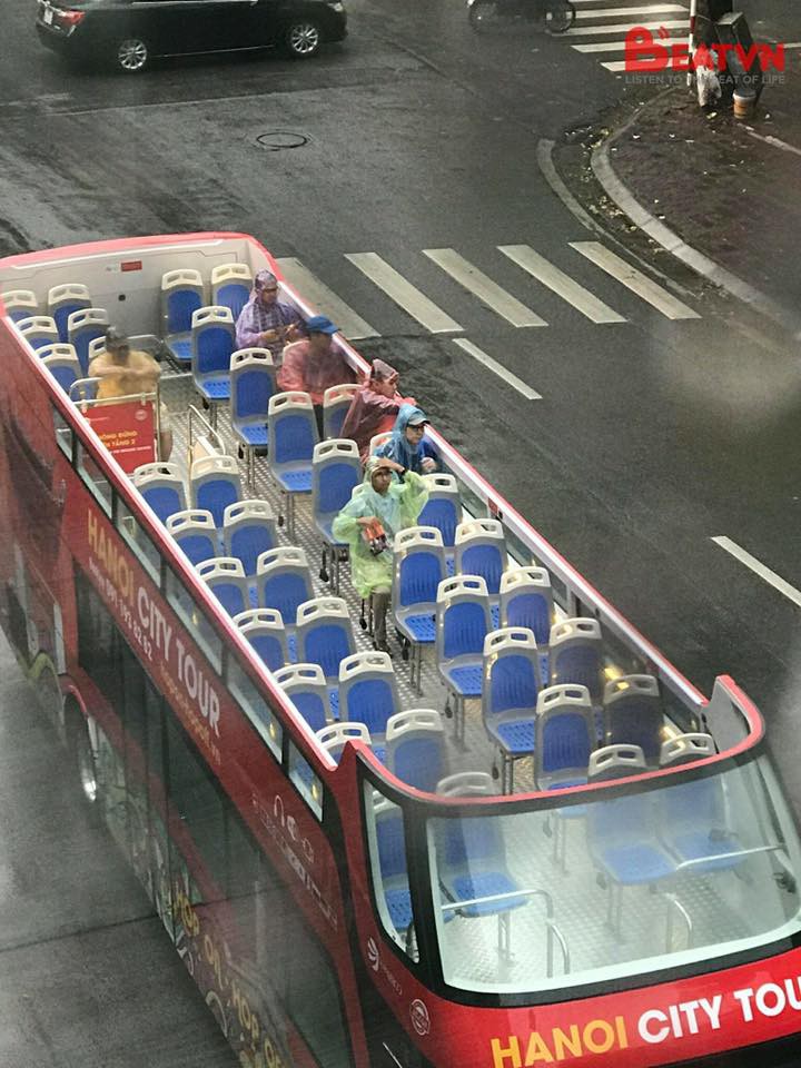 Hà Nội: Không quản ngại trời mưa gió, hàng loạt hành khách mặc áo mưa trải nghiệm xe buýt mui trần