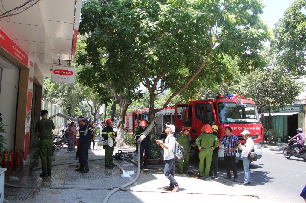 Cháy công ty bảo hiểm ở Đà Nẵng, 1 thai phụ leo từ tầng 4 qua nhà bên cạnh để thoát thân