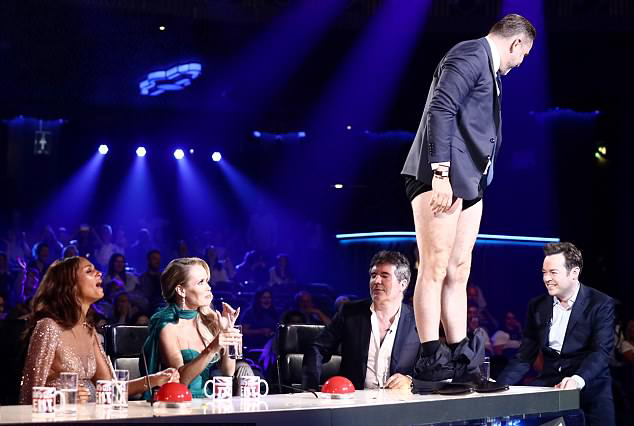 David tụt quần khoe mông trước mặt Simon trên sóng trực tiếp Britains Got Talent David tụt quần khoe mông trước mặt Simon trên sóng trực tiếp Britains Got Talent
