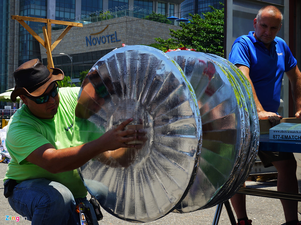 Trận địa pháo hoa của Hong Kong và Italy bên sông Hàn