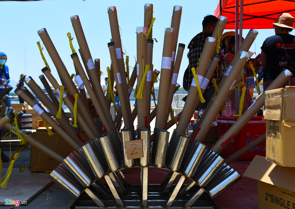 Trận địa pháo hoa của Hong Kong và Italy bên sông Hàn