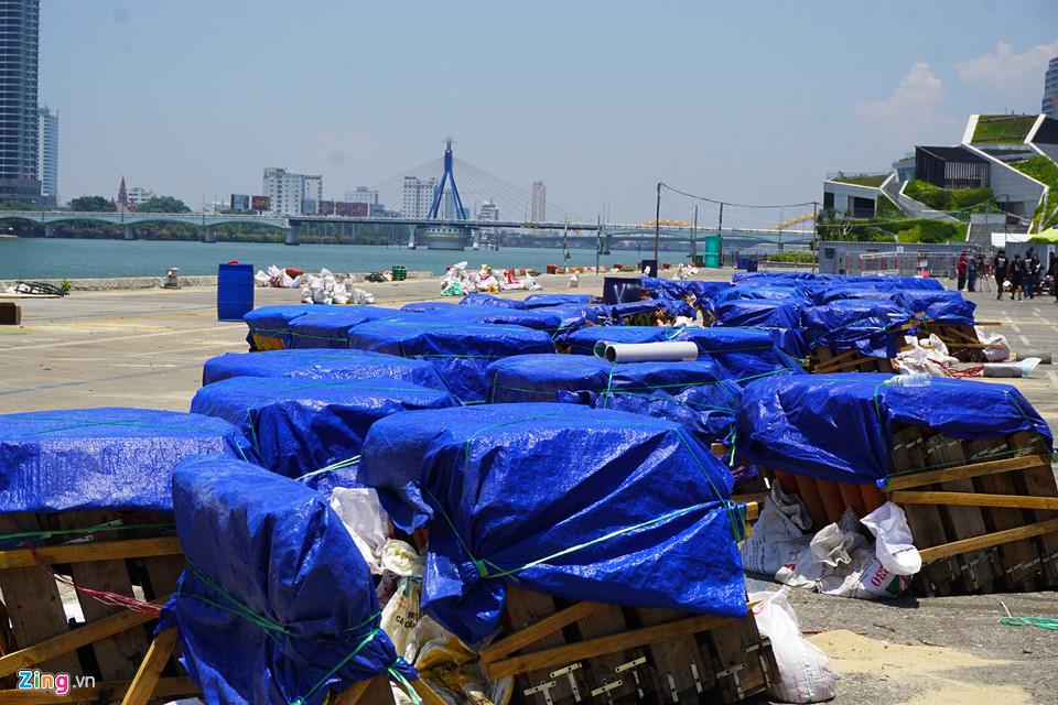 Trận địa pháo hoa của Hong Kong và Italy bên sông Hàn