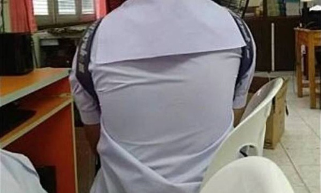 3 nữ sinh không mặc đồng phục đúng quy định, cô giáo đưa ra hình phạt khiến cộng đồng mạng đồng loạt phẫn nộ