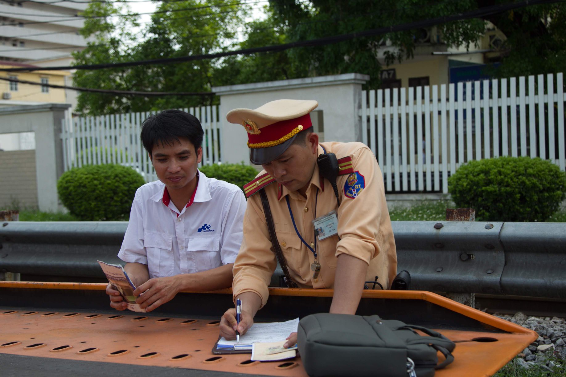 Đề xuất lắp camera phạt nguội để xử lí tình trạng taxi ngang nhiên dừng đỗ trước cửa Bệnh viện Bạch Mai