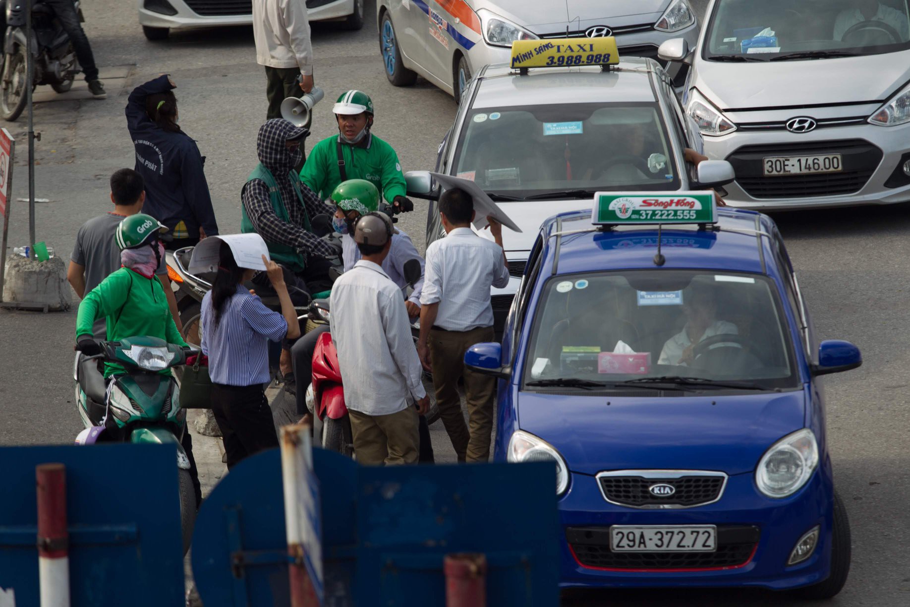 Đề xuất lắp camera phạt nguội để xử lí tình trạng taxi ngang nhiên dừng đỗ trước cửa Bệnh viện Bạch Mai