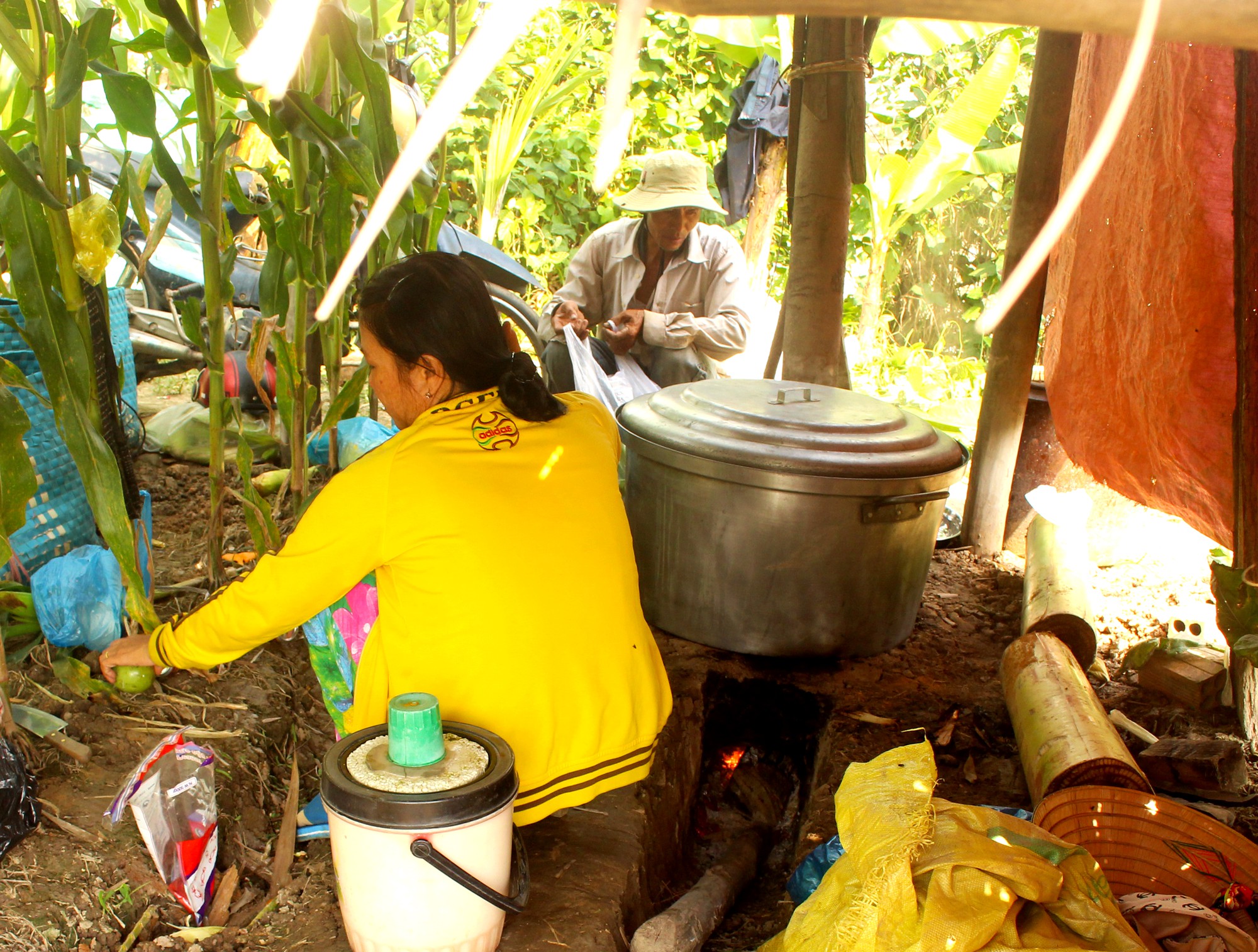 Nữ sinh mặc áo dài, lội ruộng chụp ảnh với cha trong ngày bế giảng: Mình chẳng ngại gì khi cha mẹ là nông dân