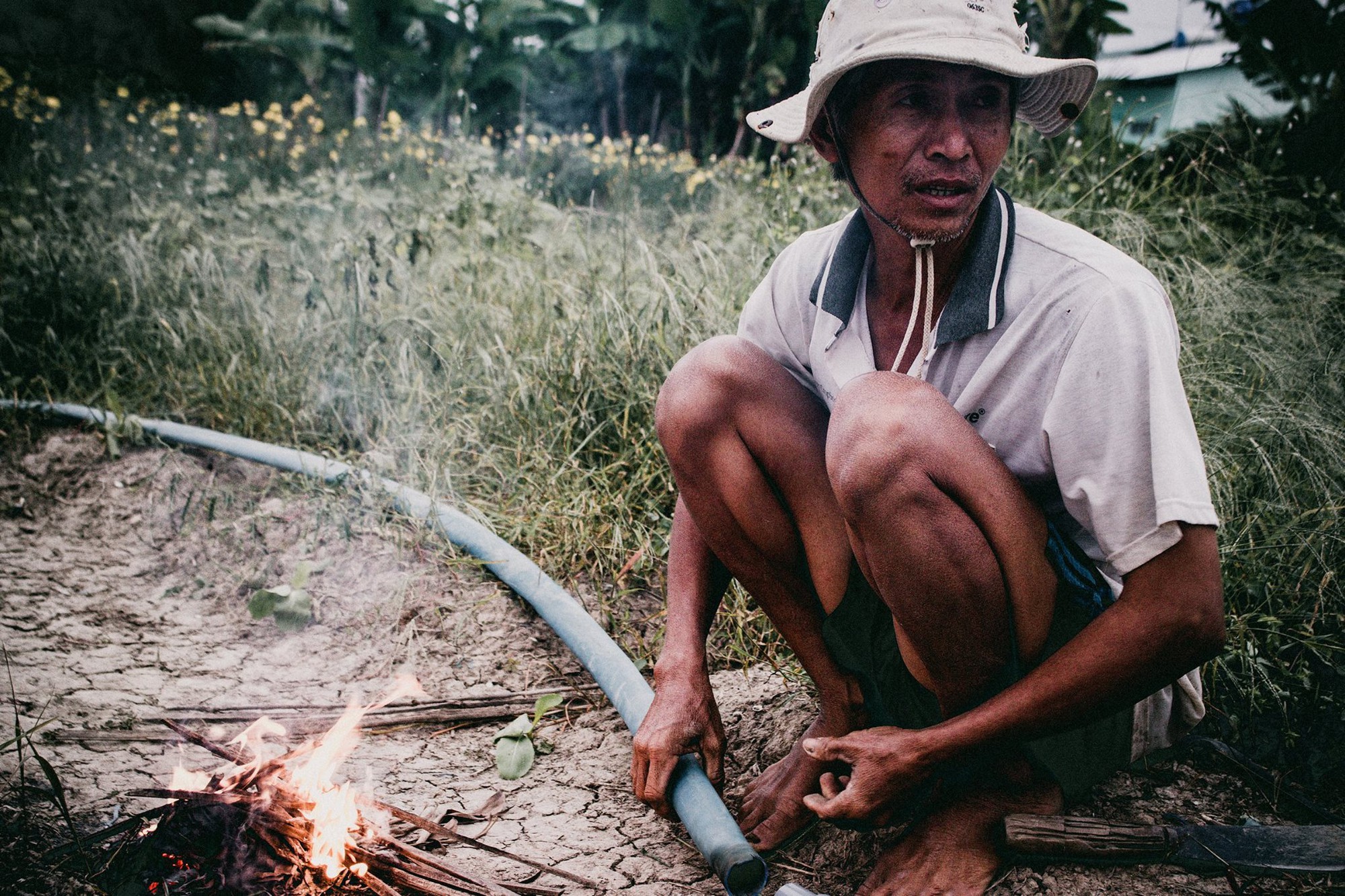Nữ sinh mặc áo dài, lội ruộng chụp ảnh với cha trong ngày bế giảng: Mình chẳng ngại gì khi cha mẹ là nông dân Nữ sinh mặc áo dài, lội ruộng chụp ảnh với cha trong ngày bế giảng: Mình chẳng ngại gì khi cha mẹ là nông dân