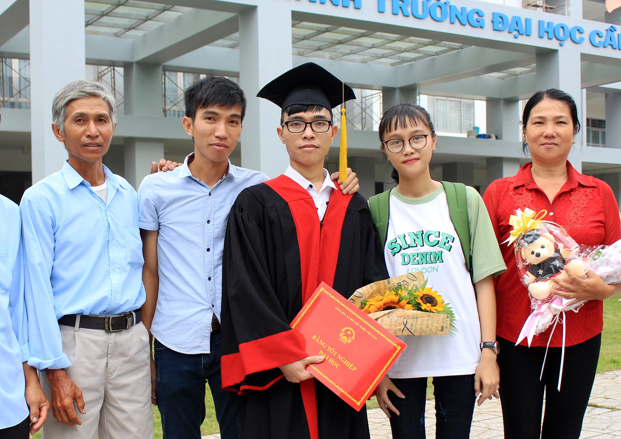 Nữ sinh mặc áo dài, lội ruộng chụp ảnh với cha trong ngày bế giảng: Mình chẳng ngại gì khi cha mẹ là nông dân