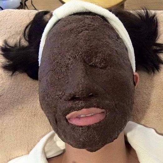 Đi chơi về muộn, cô gái phát hoảng khi nhìn thấy khuôn mặt biến dạng của mẹ nằm ở trên giường