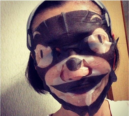 Đi chơi về muộn, cô gái phát hoảng khi nhìn thấy khuôn mặt biến dạng của mẹ nằm ở trên giường