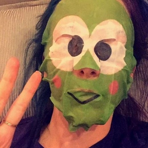 Đi chơi về muộn, cô gái phát hoảng khi nhìn thấy khuôn mặt biến dạng của mẹ nằm ở trên giường