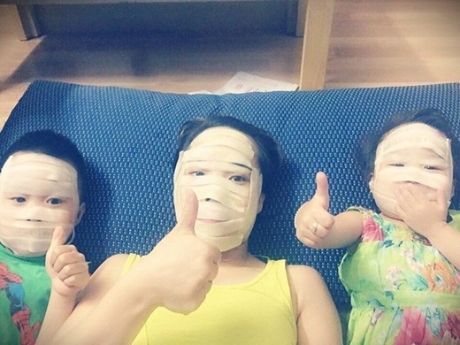 Đi chơi về muộn, cô gái phát hoảng khi nhìn thấy khuôn mặt biến dạng của mẹ nằm ở trên giường