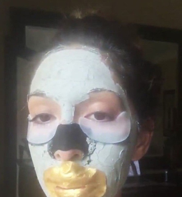 Đi chơi về muộn, cô gái phát hoảng khi nhìn thấy khuôn mặt biến dạng của mẹ nằm ở trên giường