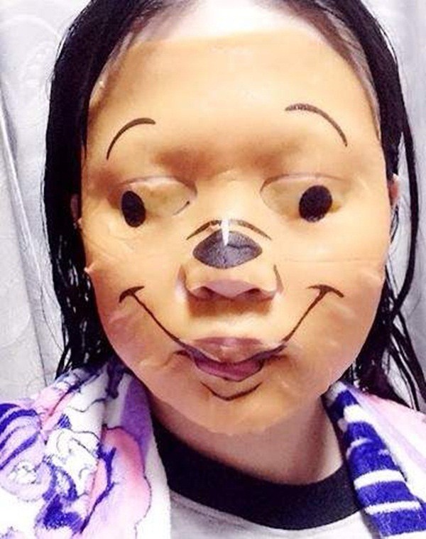 Đi chơi về muộn, cô gái phát hoảng khi nhìn thấy khuôn mặt biến dạng của mẹ nằm ở trên giường