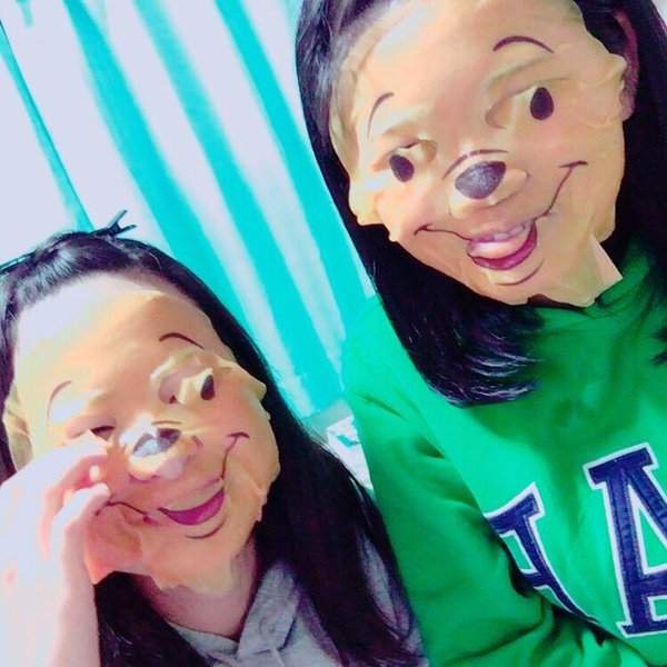 Đi chơi về muộn, cô gái phát hoảng khi nhìn thấy khuôn mặt biến dạng của mẹ nằm ở trên giường