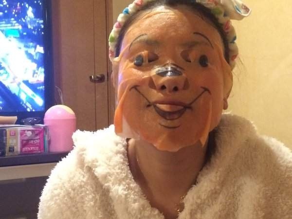 Đi chơi về muộn, cô gái phát hoảng khi nhìn thấy khuôn mặt biến dạng của mẹ nằm ở trên giường