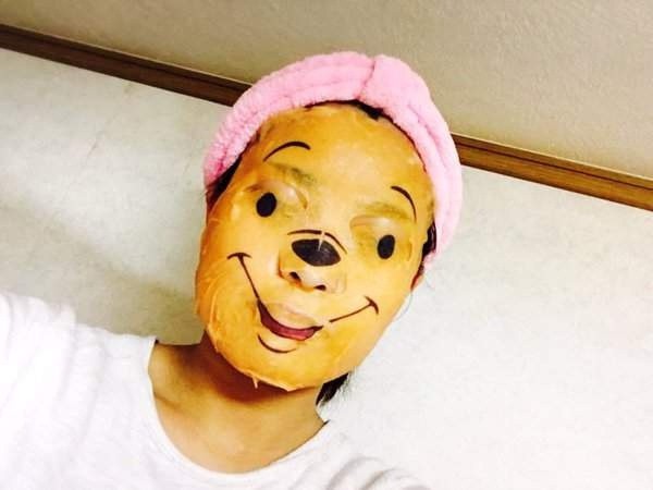 Đi chơi về muộn, cô gái phát hoảng khi nhìn thấy khuôn mặt biến dạng của mẹ nằm ở trên giường