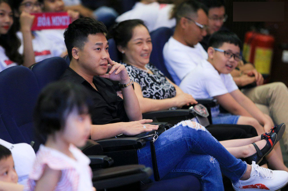 Bạn trai doanh nhân đăng ảnh hôn Hòa Minzy ngọt ngào nhân ngày sinh nhật