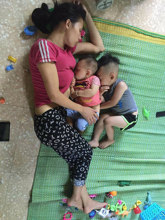 Phía sau bức ảnh mẹ ngủ quên khi cho con nhỏ bú, con lớn rúc vào lưng em là câu chuyện lay động bao trái tim phụ nữ