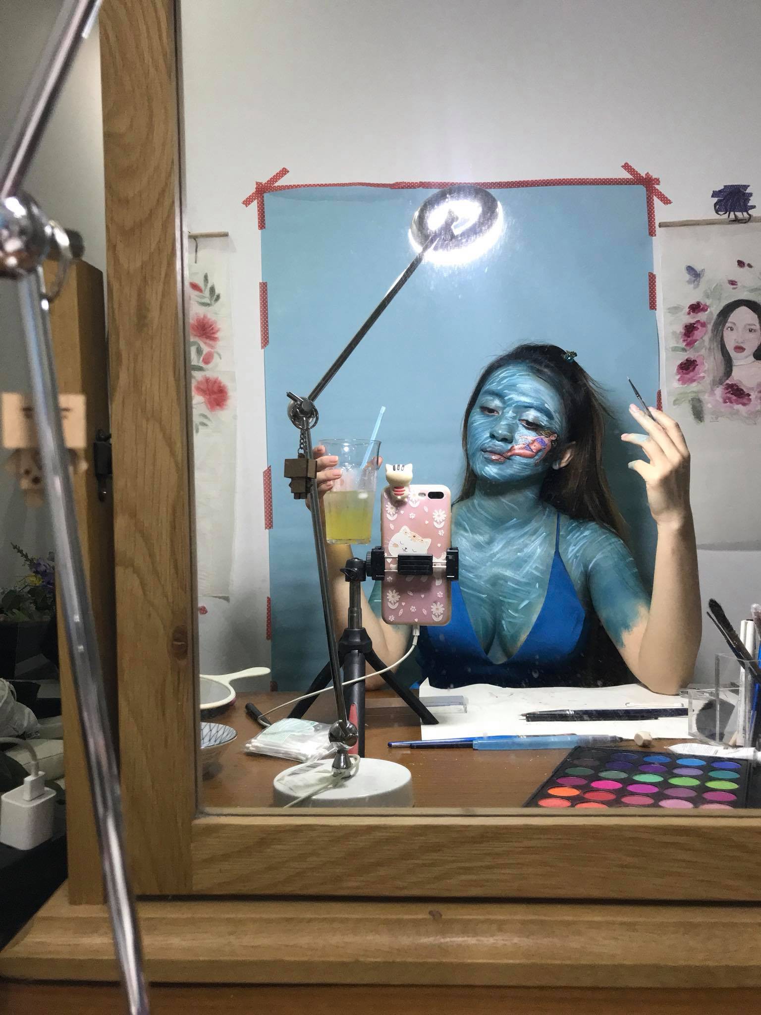 Chán make-up mặt, cô nàng mếch luôn toàn thân rồi khóc ròng vì không tẩy sạch nổi Chán make-up mặt, cô nàng mếch luôn toàn thân rồi khóc ròng vì không tẩy sạch nổi