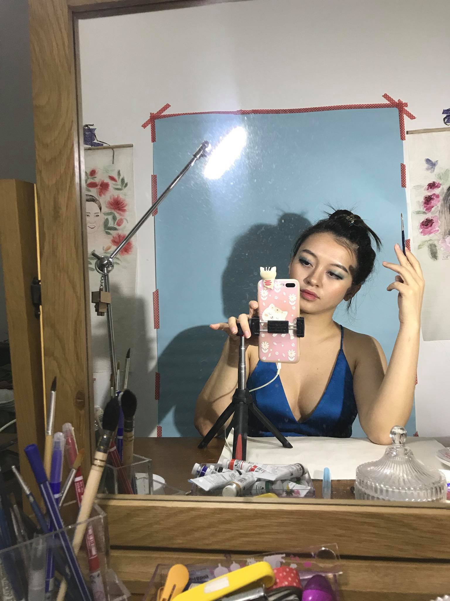 Chán make-up mặt, cô nàng mếch luôn toàn thân rồi khóc ròng vì không tẩy sạch nổi