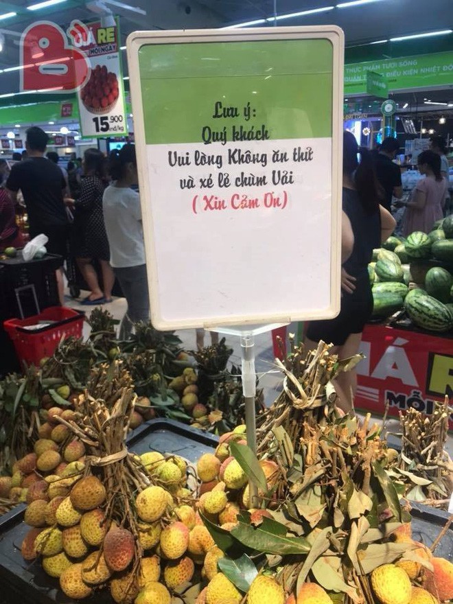 Tấm biển nhắc nhở và quầy vải toàn vỏ ở siêu thị khiến người ta ngao ngán, thở dài