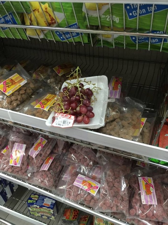 Tấm biển nhắc nhở và quầy vải toàn vỏ ở siêu thị khiến người ta ngao ngán, thở dài