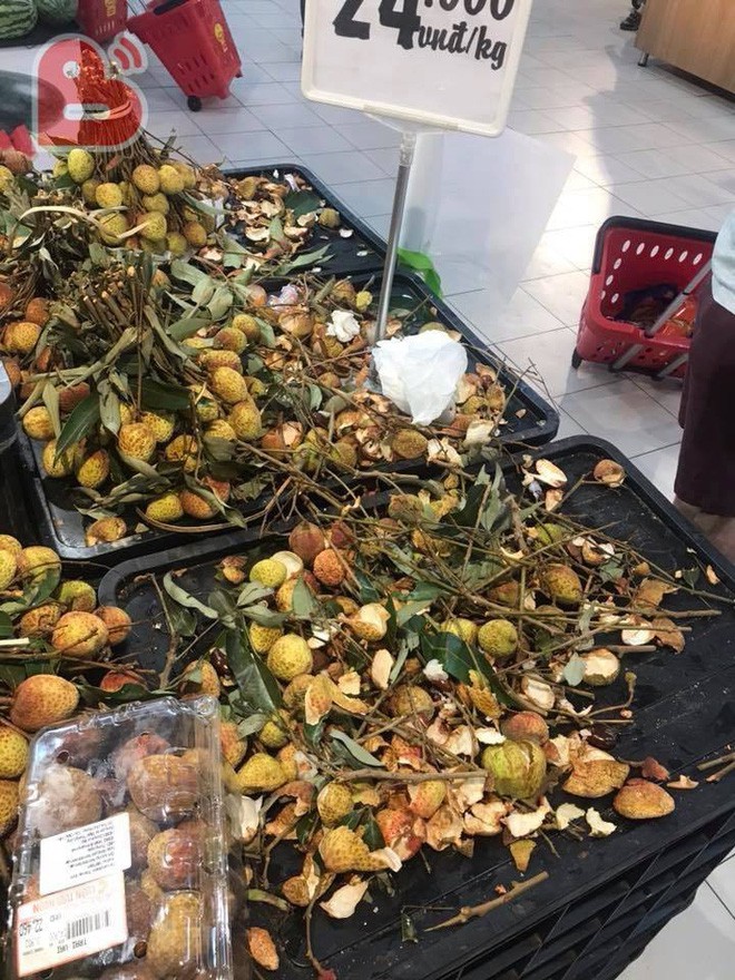 Tấm biển nhắc nhở và quầy vải toàn vỏ ở siêu thị khiến người ta ngao ngán, thở dài